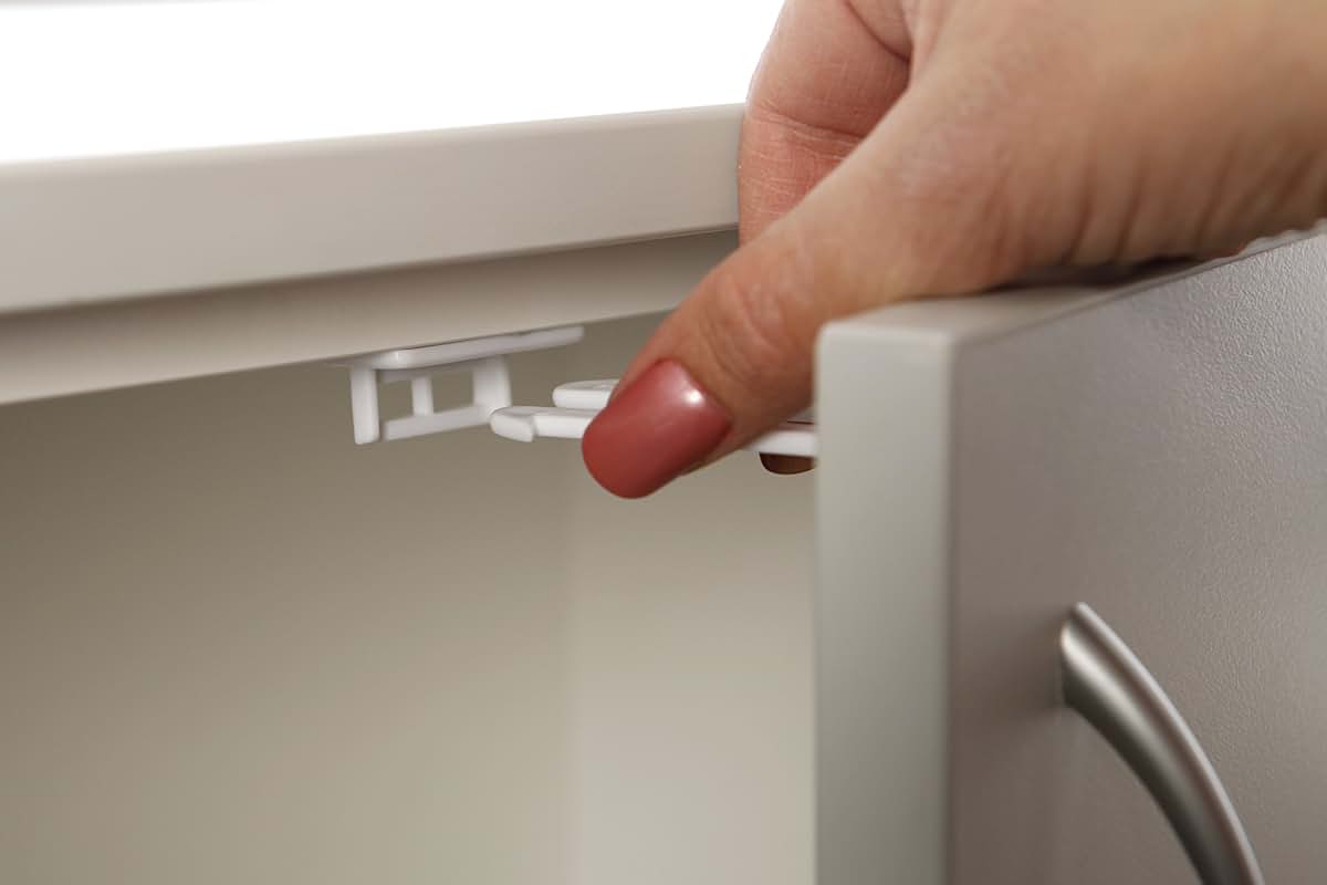 Dreambaby Twin Pin Latches White 2 Pack