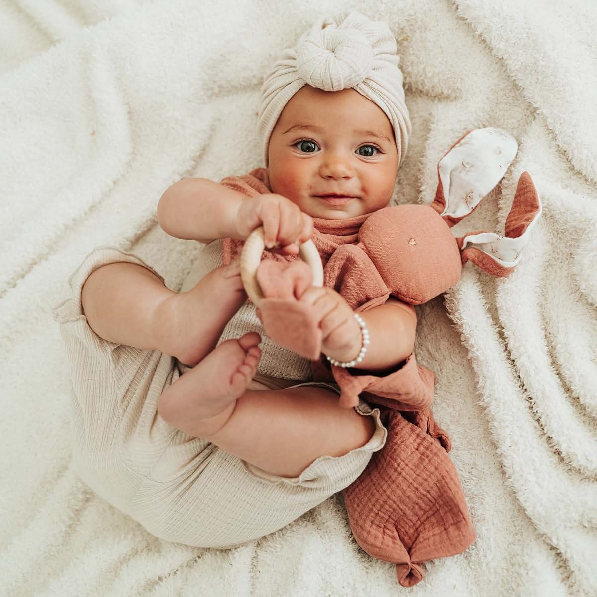 Mikito Organic Cotton Newborn Gifts Box, Unisex Loveys & Accessories incl. Muslin Baby Comforter + Baby Bandana Bib + (photo 2)