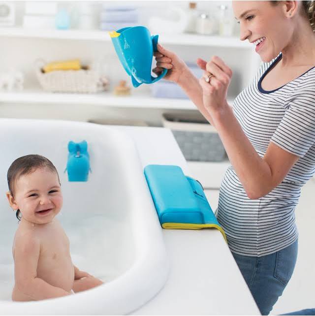 Tear-Free Bath Rinse Cup — Gentle Hair Rinser with Soft Silicone Edge